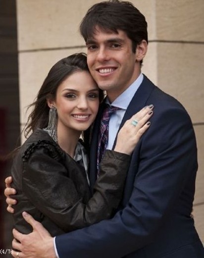 卡卡嬌妻懷孕拍知性寫真 豹紋禮服風(fēng)韻美(圖)