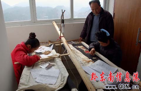 男子免費傳技藝 街頭穿梭招繡工(圖)