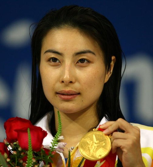 郭晶晶退役后首現跳水館 與昔日教練交談甚歡