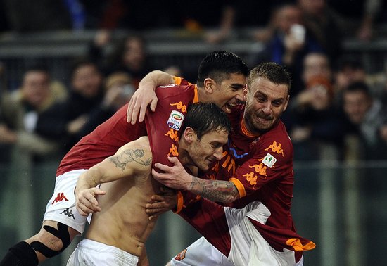 意甲-德比戰托蒂連入2球 羅馬2-0勝9人拉齊奧