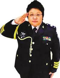 韓紅赴盈江慰問災民和抗震官兵 捐贈80萬元物資