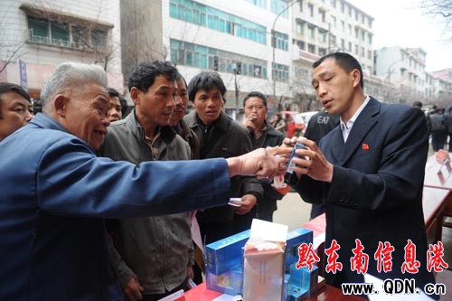 丹寨:消費維權進苗鄉(組圖)