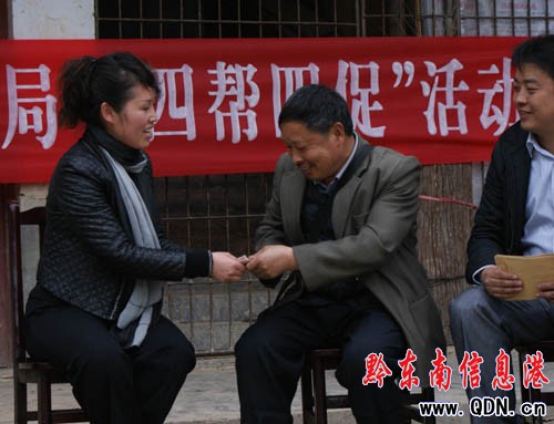 劍河廣電旅游局“四幫四促”進(jìn)農(nóng)家(圖)