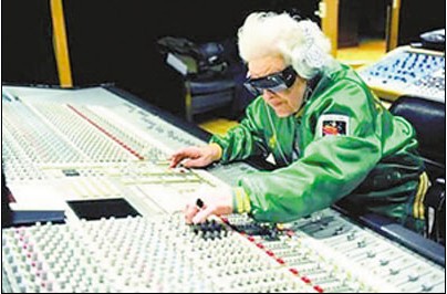 Ӣ70�q��̫̫��ҹ�����DJ ���o����Ӌ��(�D)