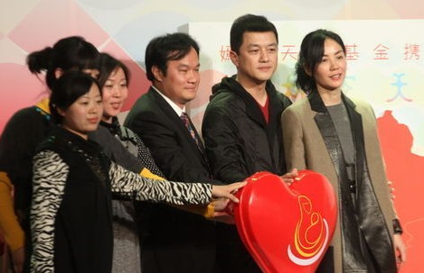 王菲素顏現(xiàn)身為嫣然站臺 來去匆匆依舊沉默是金