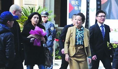 趙薇遇男粉絲獻花 保鏢攔截氣氛尷尬(圖)