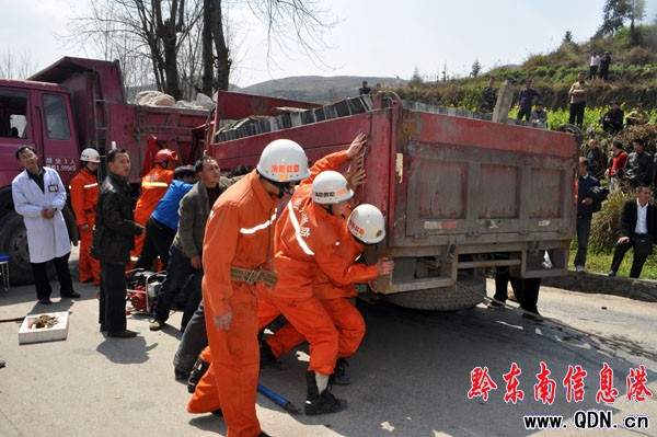 兩貨車相撞一人被困黃平消防成功救援