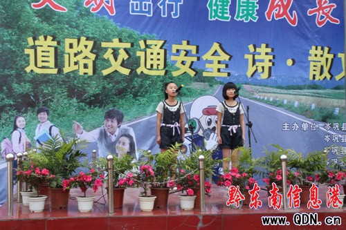 交警帶隊 部門搭臺 學校唱戲(圖)