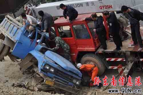 工地兩車相撞被困一人 錦屏消防成功救援(圖)