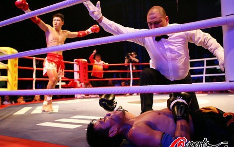 中國90后小將爆大冷 肘技絕殺4分鐘KO泰拳王