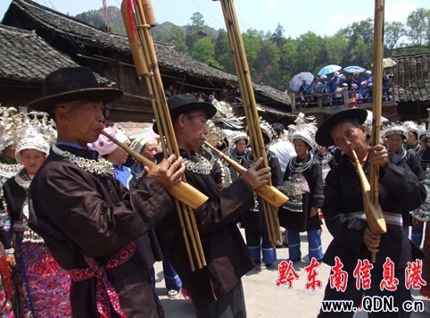 鎮(zhèn)遠(yuǎn)報(bào)京侗族“三月三”情人節(jié)(組圖)