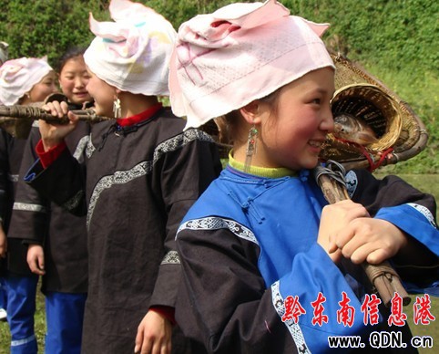 鎮(zhèn)遠(yuǎn)報(bào)京侗族“三月三”情人節(jié)(組圖)