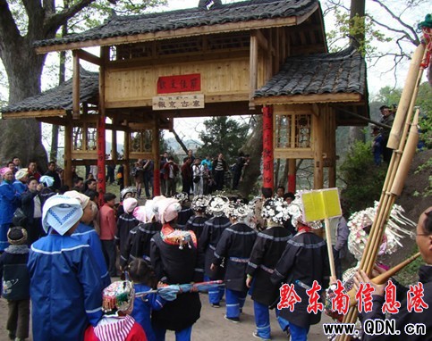 鎮(zhèn)遠(yuǎn)報(bào)京侗族“三月三”情人節(jié)(組圖)