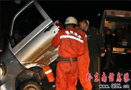 面包車側翻地溝兩人被困 黃平消防冒雨救援