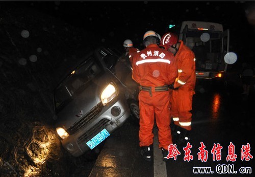 面包車側翻地溝兩人被困 黃平消防冒雨救援