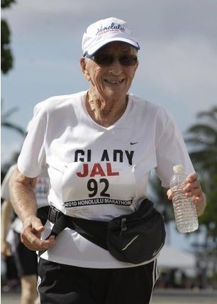 組圖:美92歲婦女跑馬拉松 破最年長選手紀錄