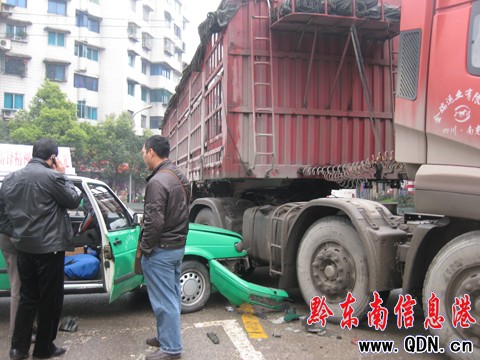 ��ʿ܇(ch��)ͻȻ��Ť�^��ײ�ϖ|�L(f��ng)��؛܇(ch��)���D��