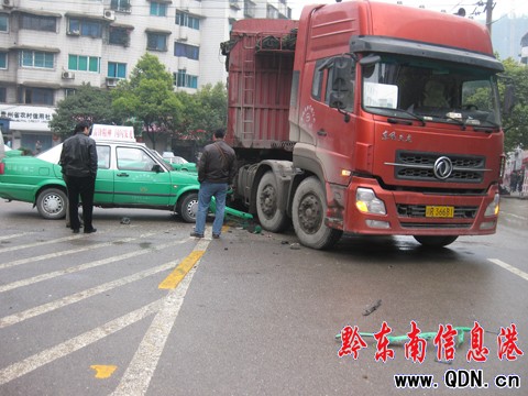 ��ʿ܇(ch��)ͻȻ��Ť�^��ײ�ϖ|�L(f��ng)��؛܇(ch��)���D��