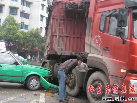 ��ʿ܇(ch��)ͻȻ��Ť�^��ײ�ϖ|�L(f��ng)��؛܇(ch��)���D��