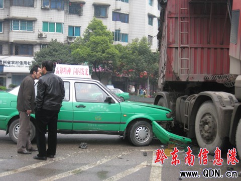 ��ʿ܇(ch��)ͻȻ��Ť�^��ײ�ϖ|�L(f��ng)��؛܇(ch��)���D��