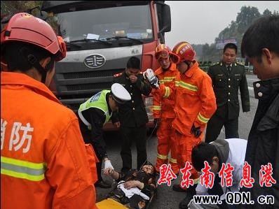 兩車追尾兩人被困 麻江消防緊急救援(圖)