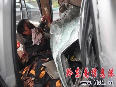 兩車追尾兩人被困 麻江消防緊急救援(圖)