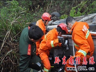 小車飆下百米深淵三人被困 鎮(zhèn)遠(yuǎn)消防成功營(yíng)救