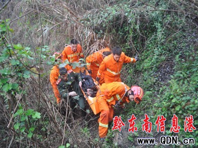 小車飆下百米深淵三人被困 鎮(zhèn)遠(yuǎn)消防成功營(yíng)救