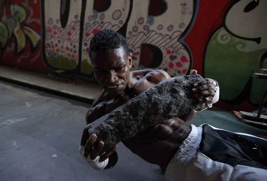 組圖:巴西貧民窟拳手訓練曝光 廢冰箱成道具