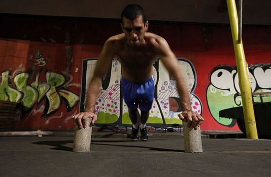 組圖:巴西貧民窟拳手訓練曝光 廢冰箱成道具