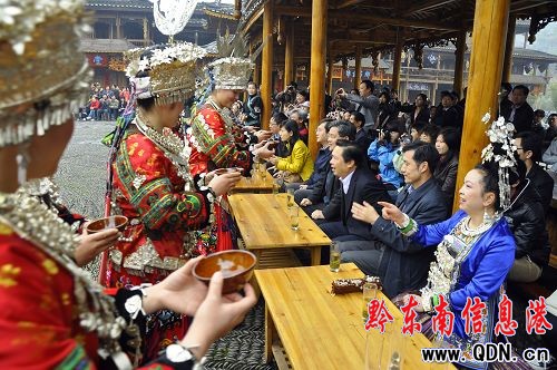 人民日報社采訪團一行到西江參觀考察(組圖)