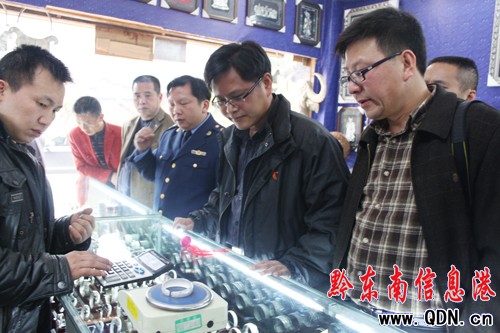 省工商局領導深入西江考察銀飾品(圖)