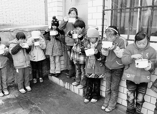 ؚ���W����100������ȥ�όW ÿ�ܳԲ���2����