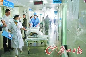 男子當(dāng)街捅前女友致重傷 無人簽字醫(yī)生拒手術(shù)