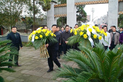 黃遠良率州委組織部到黃平烈士陵園開展祭掃活動