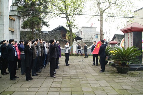 黃遠良率州委組織部到黃平烈士陵園開展祭掃活動