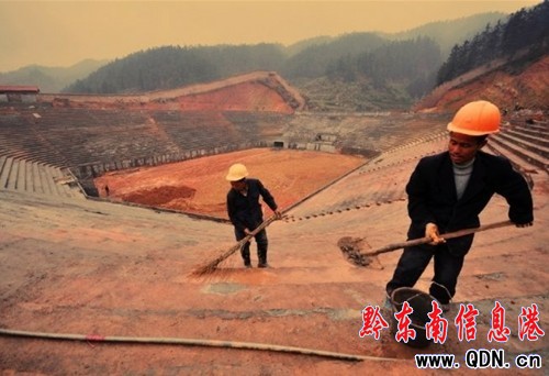 天柱七位農(nóng)民自籌資金建“斗牛場”(圖)