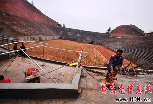 天柱七位農(nóng)民自籌資金建“斗牛場”(圖)