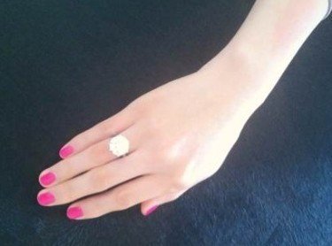 張雨綺發微博傳婚訊 大方秀出9克拉鉆戒