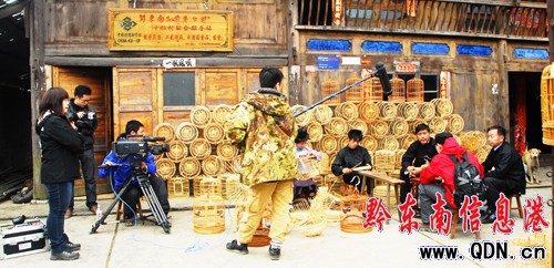 央視《探索•發(fā)現(xiàn)》探訪卡拉鳥籠制作技藝(組圖)