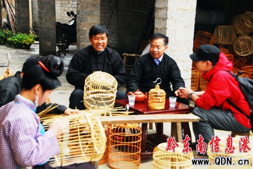 央視《探索•發(fā)現(xiàn)》探訪卡拉鳥籠制作技藝(組圖)