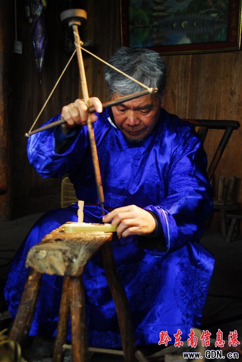 央視《探索•發(fā)現(xiàn)》探訪卡拉鳥籠制作技藝(組圖)