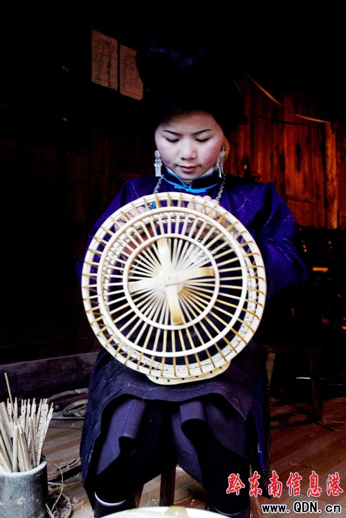 央視《探索•發(fā)現(xiàn)》探訪卡拉鳥籠制作技藝(組圖)