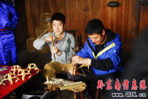 央視《探索•發(fā)現(xiàn)》探訪卡拉鳥籠制作技藝(組圖)