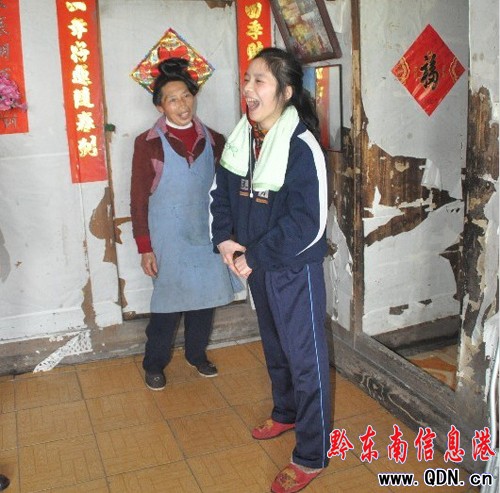 心理醫(yī)生出手相助 凱里失語美女站起來啦!