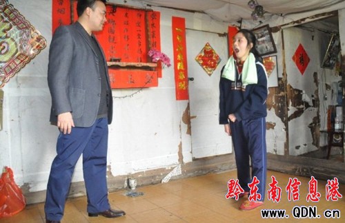 心理醫(yī)生出手相助 凱里失語美女站起來啦!