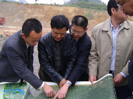 孫登峰陪同大中華國際集團一行到我州考察(圖)