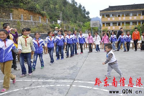 凱里紅黃藍親子園到雷山縣方祥鄉民族小學交流