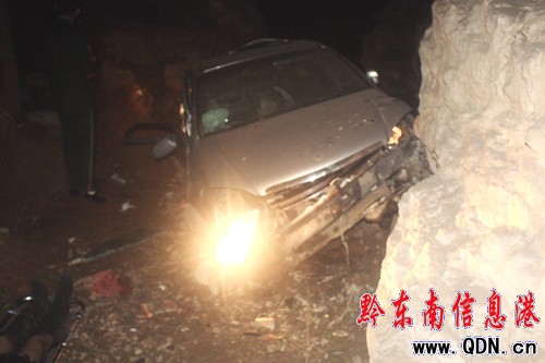 轎車沖下十余米大橋 凱里消防官兵迅速營救(圖)