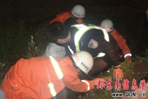 轎車沖下十余米大橋 凱里消防官兵迅速營救(圖)